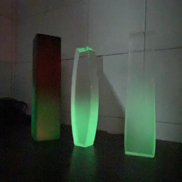 trofeo con iluminación fluorescente en la ocuridad