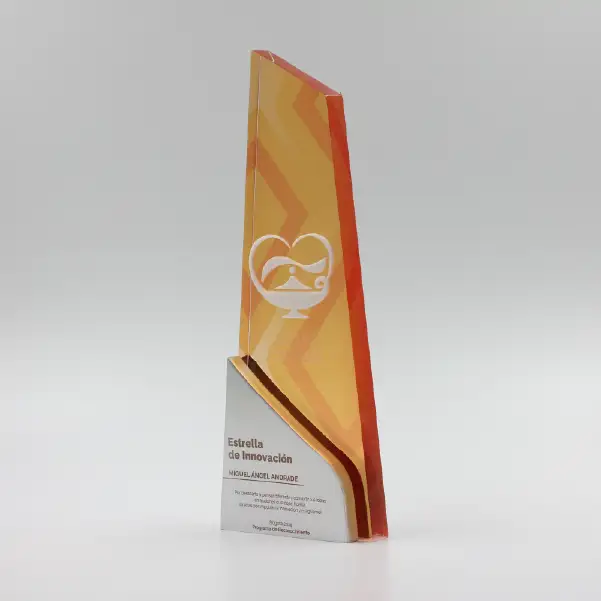 Trofeo de color naranja con base plateada