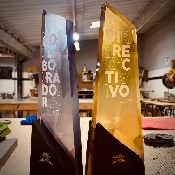 Trofeo novedoso con cuerpo plateado y base negra