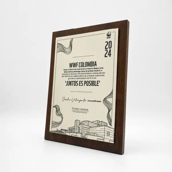 Placa conmemorativa en madera café premium