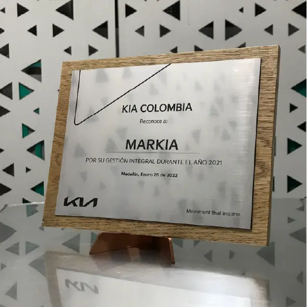 Placa conmemorativa en madera natural