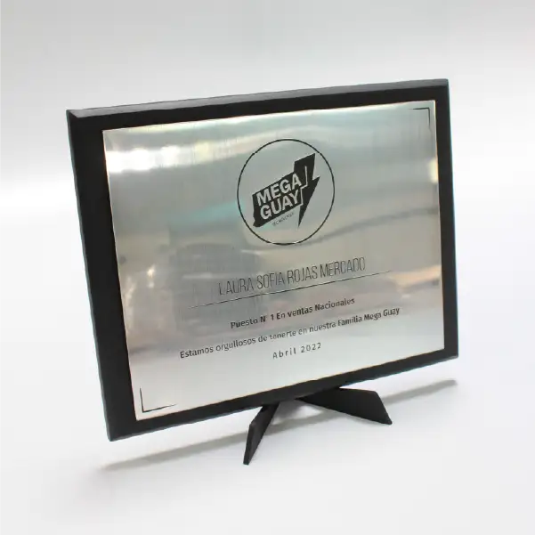 Placa de reconocimiento en plateado metalizado