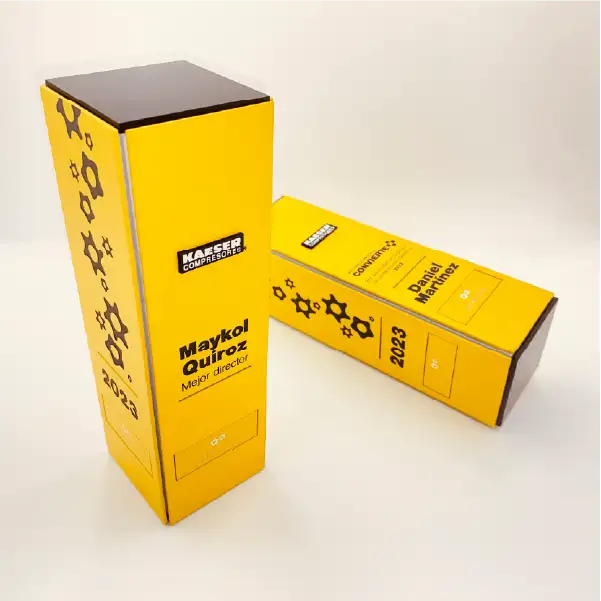 Trofeo tipo obelisco amarillo