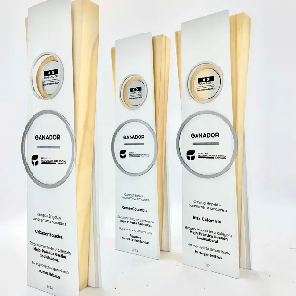 Premio en madera natural con grabado láser elegante