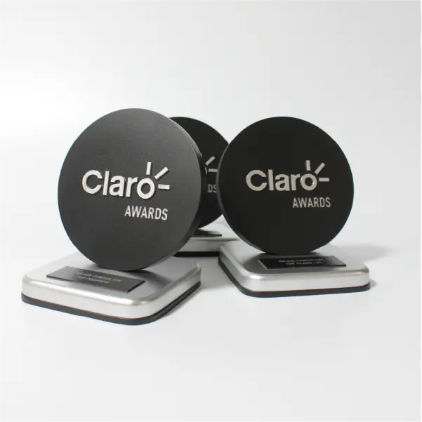 trofeo para la marca claro en color negro y plateado